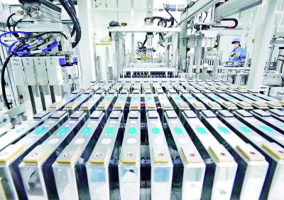 河北唐山市一家锂电池企业的工人在生产线上工作。新华社发