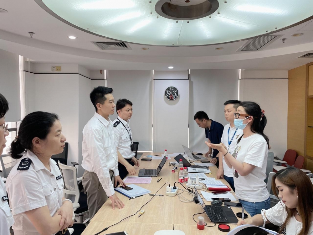 市场监管部门与校外培训机构老师当面求证资质、履历真实性。图片来源:市场监管总局。