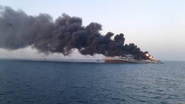 外媒：伊朗海军最大舰艇今天凌晨突发大火，目前已经沉没