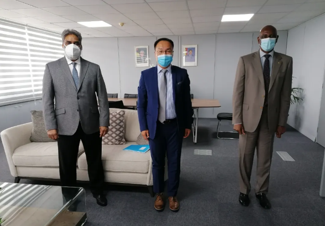 驻毛里求斯使馆临时代办拜会毛社战党主席莱斯琼加德 两国关系 毛里求斯 中国共产党 新浪新闻 驻毛里求斯使馆临时代办拜会毛社战党主席莱斯琼加德 两国关系 毛里求斯 中国共产党 新浪新闻