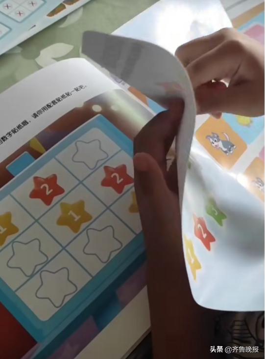 图:琦琦通过豌豆思维的趣味教具巩固知识孩子上课时,琦琦妈妈就在家长