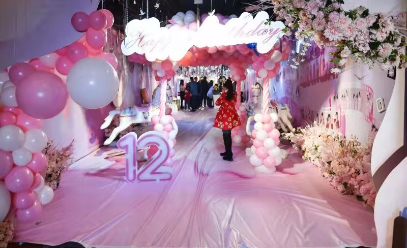 图为山西太原某五星级酒店12岁生日宴的入口布景.新华社记者 柴婷 摄