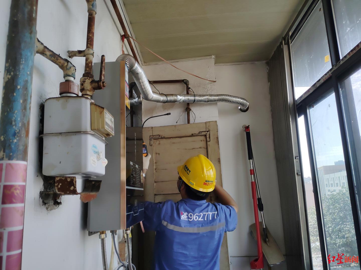 燃气公司排查老旧小区安全隐患管道锈蚀还有住户没装烟道签字确认并