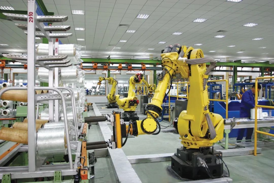 巨石集团年产60万吨玻璃纤维池窑生产线上的机器人检装区.(资料图片)