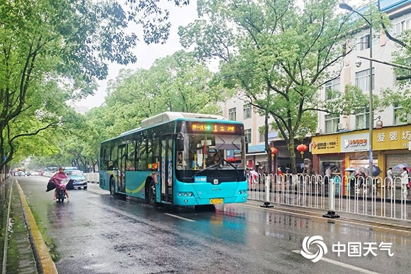 △昨天上午，湖南吉首降雨导致地面湿滑。（图/刘玥）