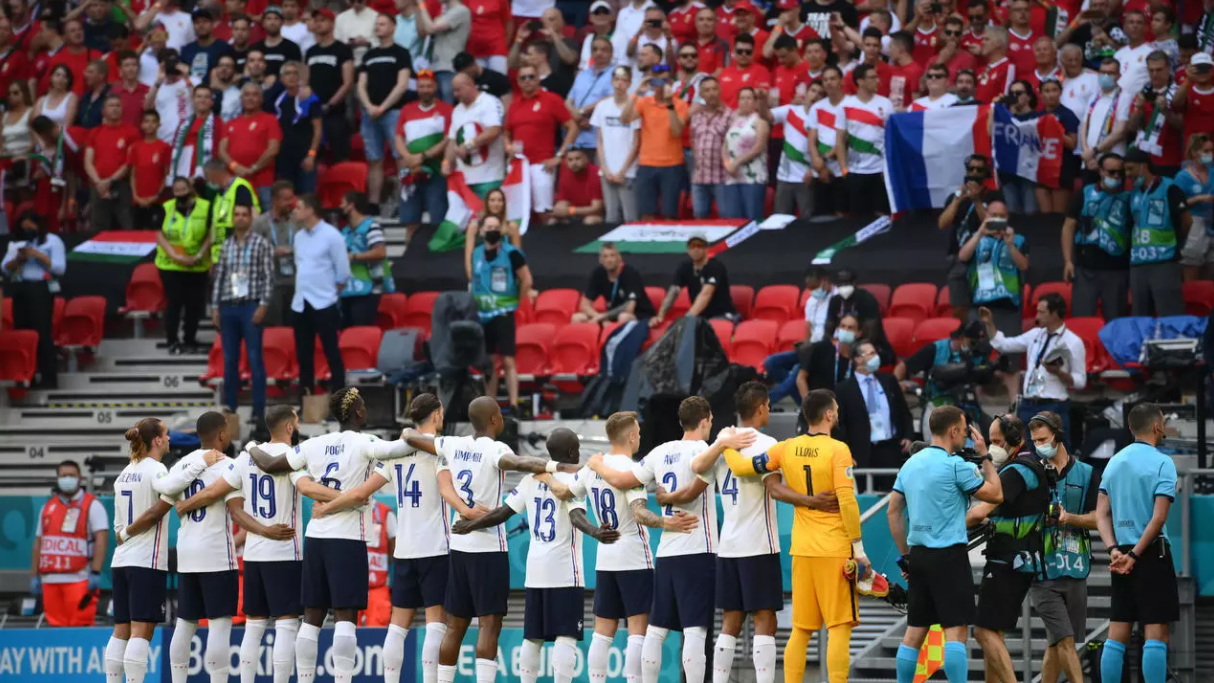 北京时间19日晚21时，法国队在匈牙利布达佩斯普斯卡什竞技场进行赛前奏国歌仪式