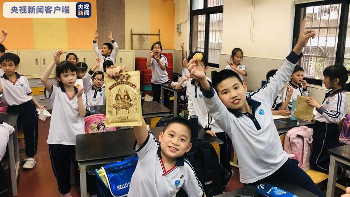 △海珠区鹤鸣五巷小学《非遗美食——我爱小凤饼》系列活动，学生展示小凤饼。