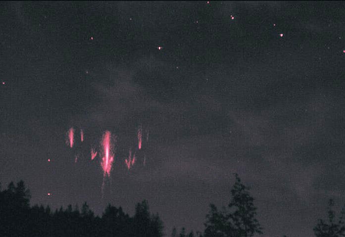 “闪电猎手”捕捉在大气层中形成并射向太空的瞬时发光事件