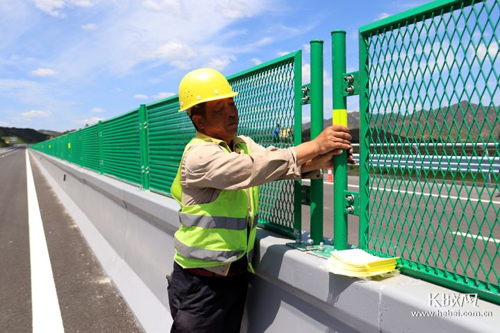 他们在延崇高速施工一线发来父亲节的问候