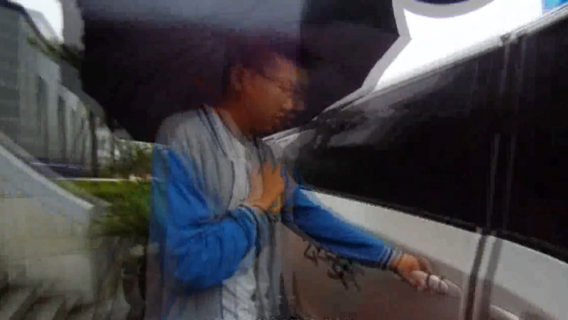 大雨阻挡中考路 民警为学生“保驾护航”