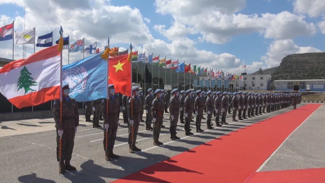 中国赴黎维和部队410名官兵荣获联合国和平勋章