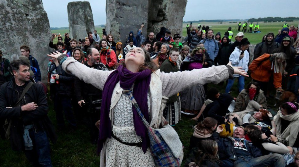 英国巨石阵取消夏至日传统庆祝活动 现场仍有数百人违规聚集