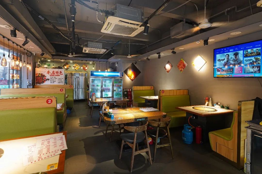 店内宽敞明亮,干净整洁的环境,别具一格装修风格,显得更加温馨,每处都