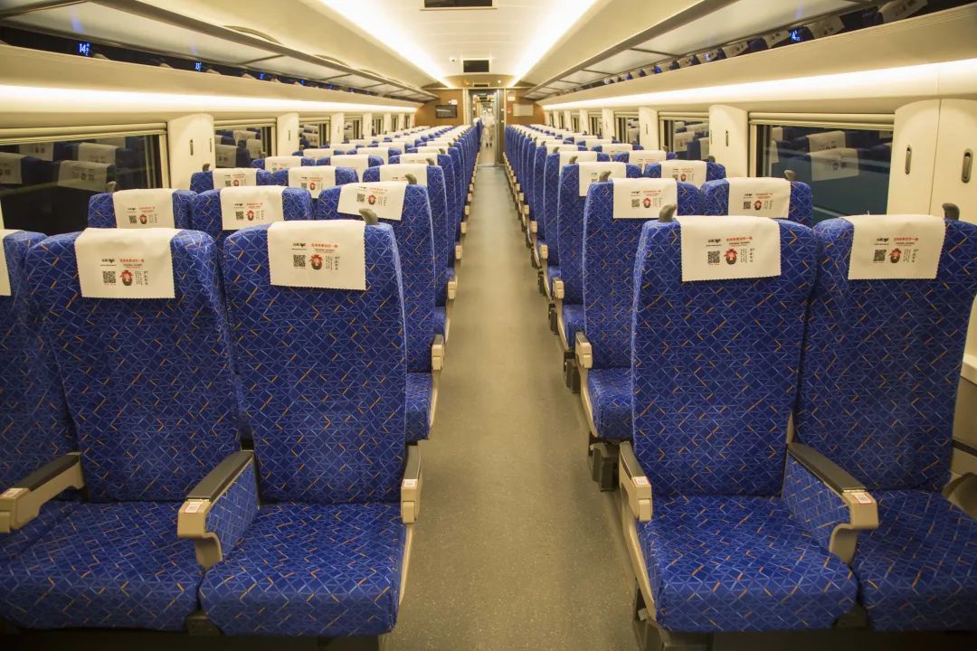 cr300afcrh2aps:每列车出厂时均有2套椅套,一套装配一套备用,并会定期