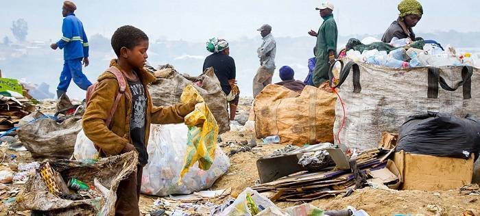 上图:拾荒者在赞比亚的市政垃圾填埋场进行清扫。(图片来自UNDP Zambia)
