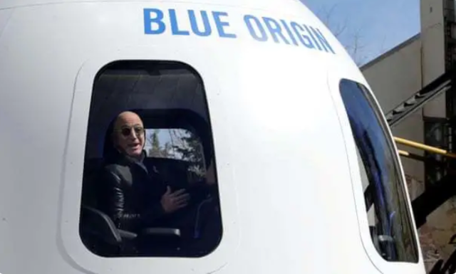 贝索斯在太空舱模型内（图源：外媒）