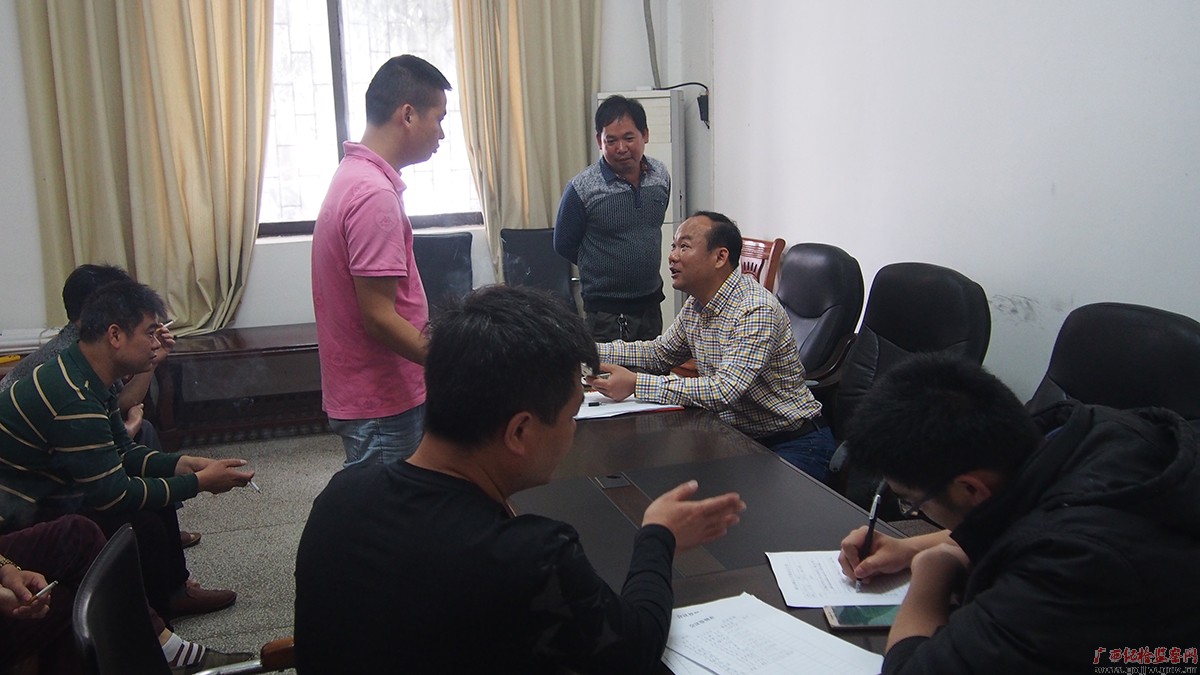 刘强（右二）耐心帮助来访群众解决诉求。（玉林市纪委监委供图）