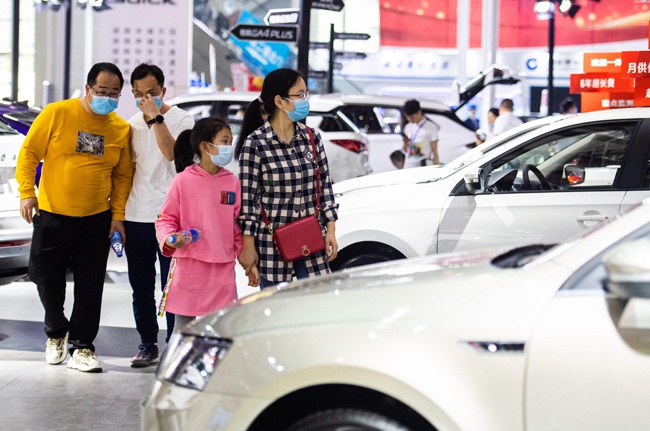 近年来，中国汽车消费呈现转型升级趋势。图为观众在湖南国际会展中心观看车展 新华社图