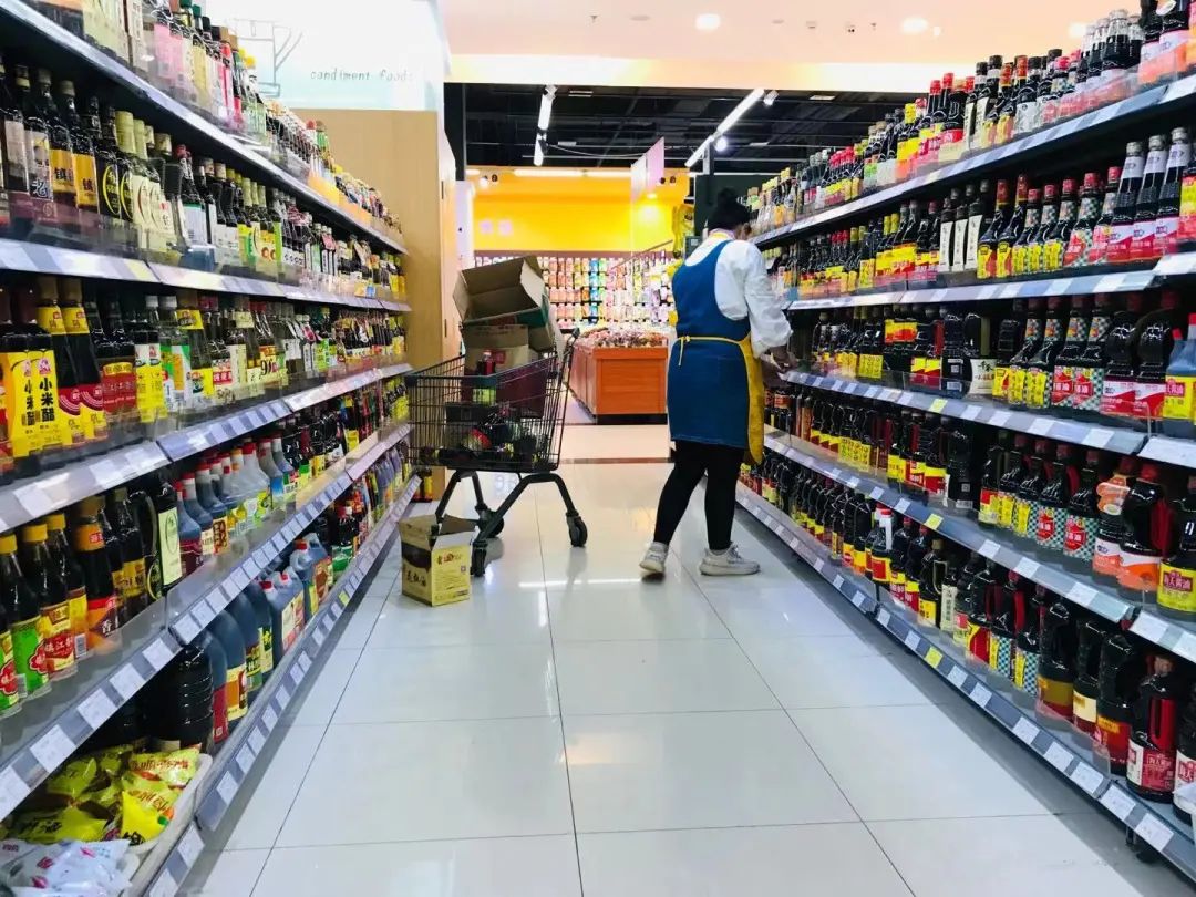 某超市员工正在整理酱油货架?矛石/摄(图文无关)