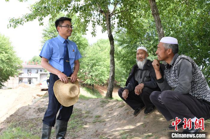 图为甘肃省临夏州东乡族自治县内的驻村检察官。(资料图) 崔琳 摄