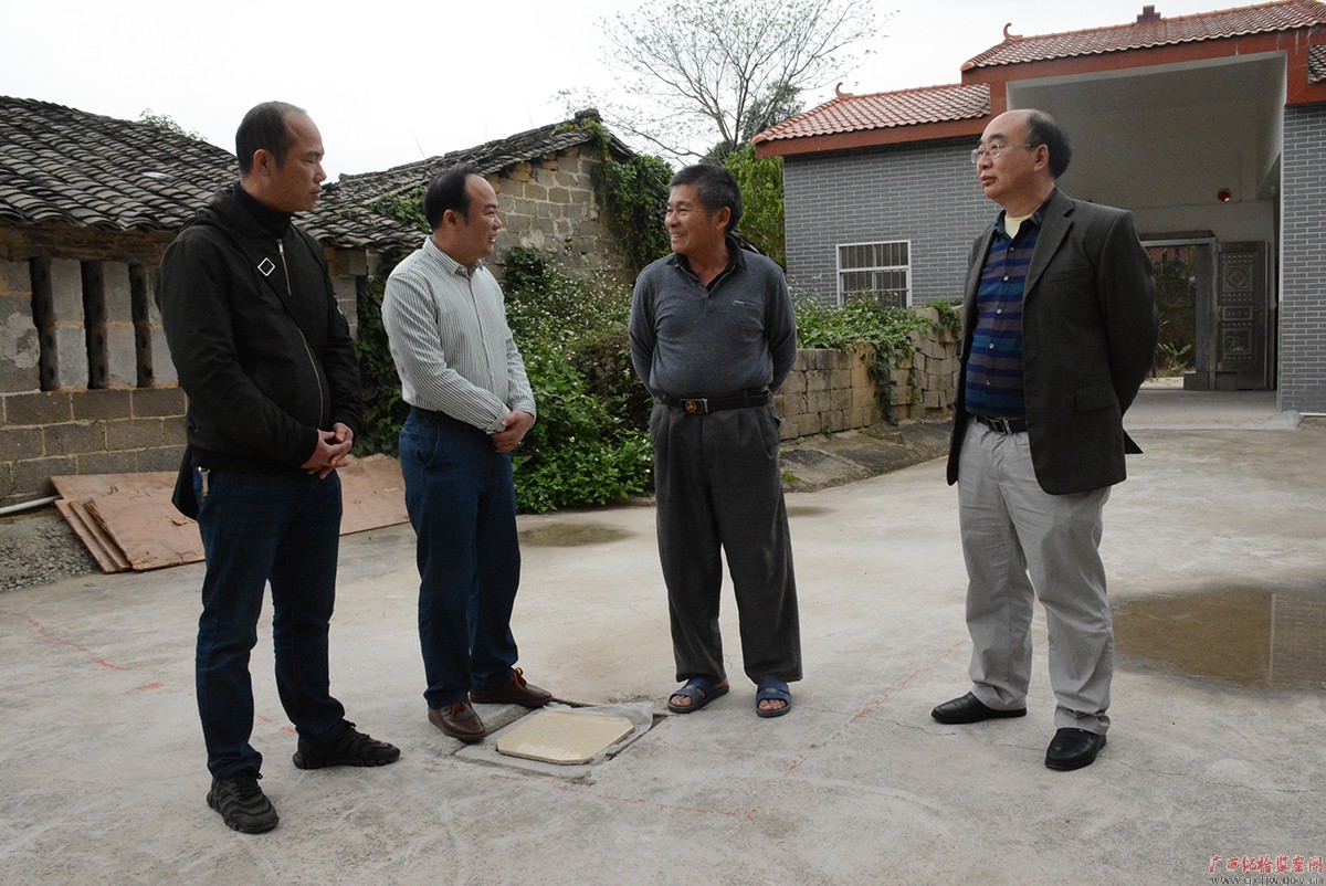 刘强（左二）2021年3月1日到博白县博白镇春石村十六队回访刘姓群众。（玉林市纪委监委供图）