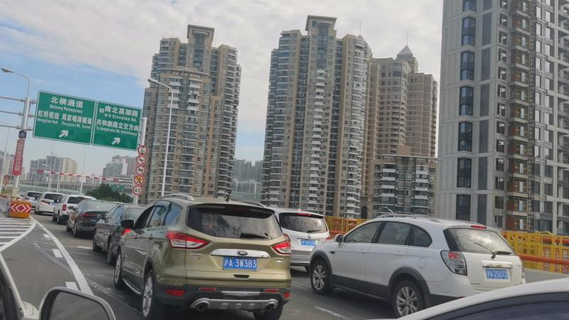 为减少车流冲突点,排除安全隐患,交警部门在南北高架天目立交附近的