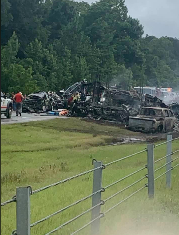 美国发生惨烈车祸:9名儿童被大火吞噬当场丧生 路人无力施救