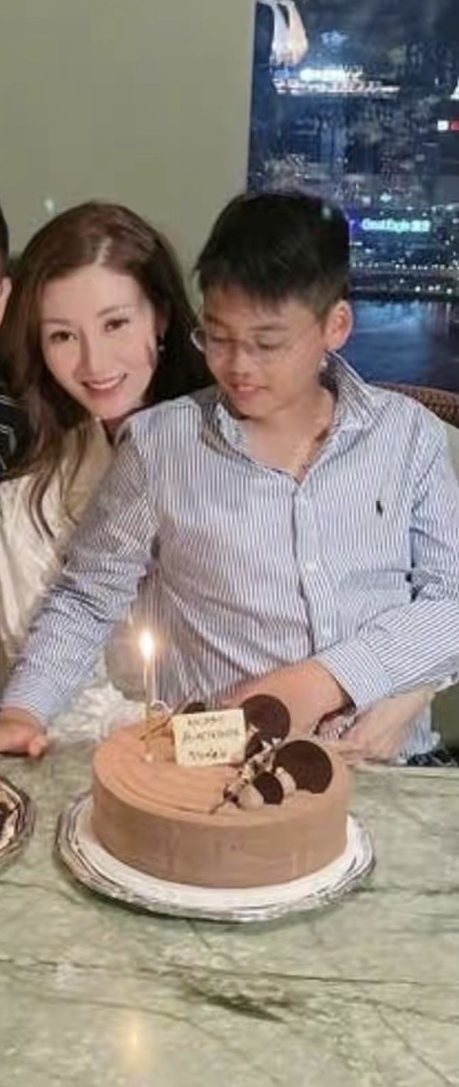 家三口合照,坐c位老公儿子成护花使者,儿子身材抢镜|李嘉欣_新浪新闻