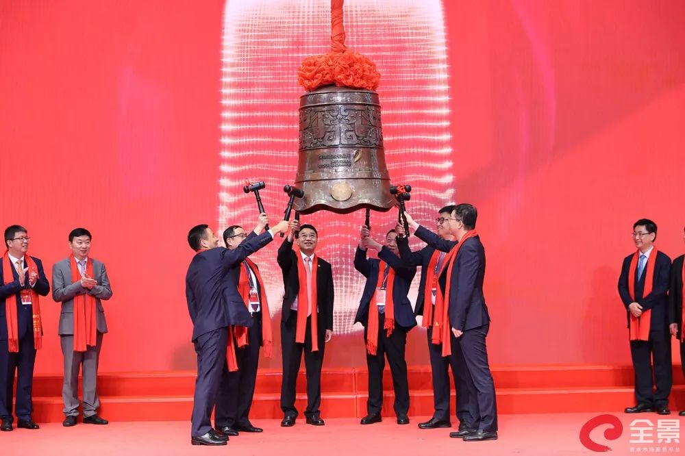 深交所基础设施公募REITs上市敲钟,图片来自全景网