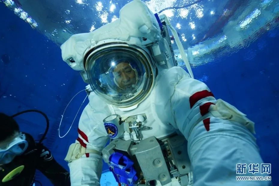航天员聂海胜在进行空间站任务模拟失重环境水下训练（1月2日摄）。新华社发 孔方舟 摄 图片来源：新华网