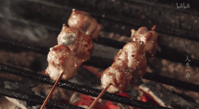 ▲&nbsp;吉林辽源的烤青蚕和广西百色的烤猪眼一样“黑暗”。图/纪录片《人生一串》