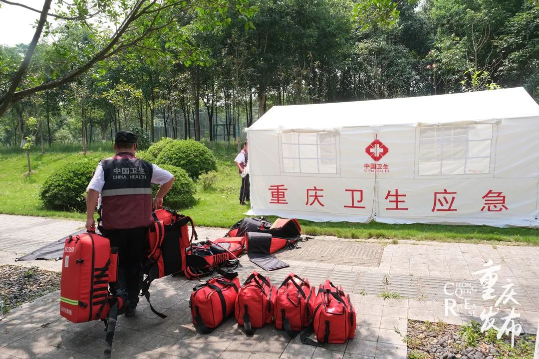 医护人员正在搭建户外救援帐篷 李昊东 摄