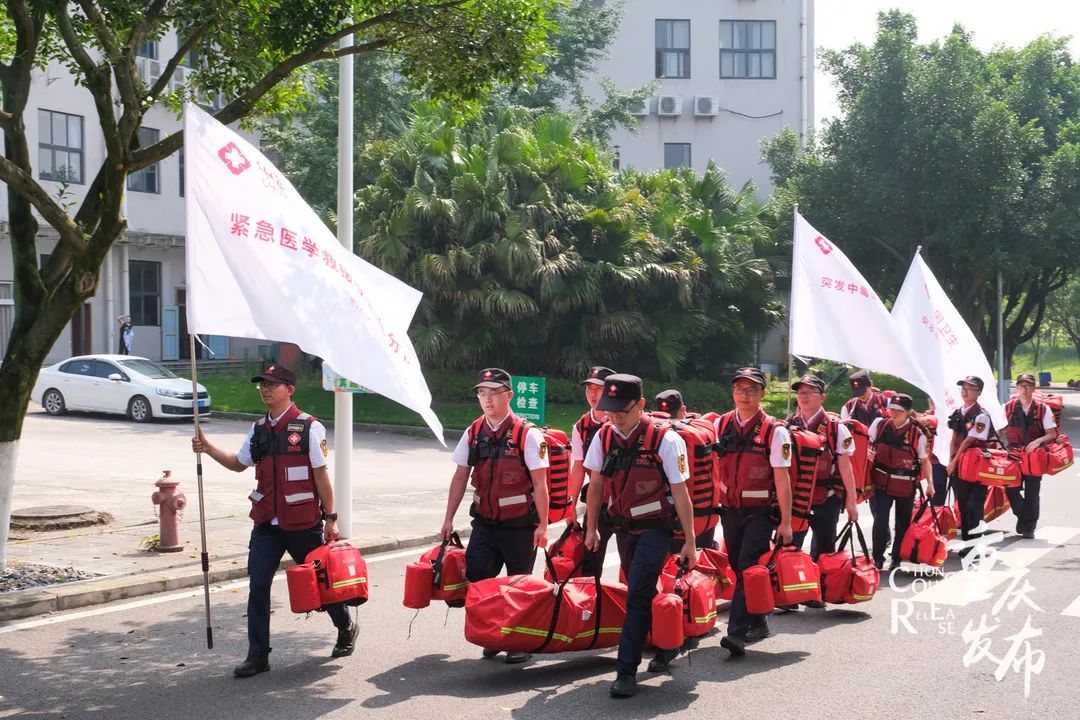 现场开展"紧急救援任务"520名队员重庆119支背囊化卫生应急快速小分队