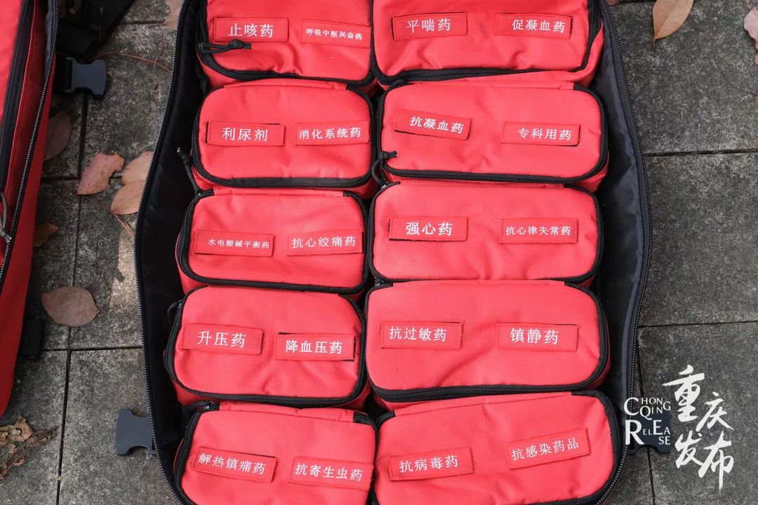 背囊化卫生应急快速小分队的应急背包物品 李昊东 摄