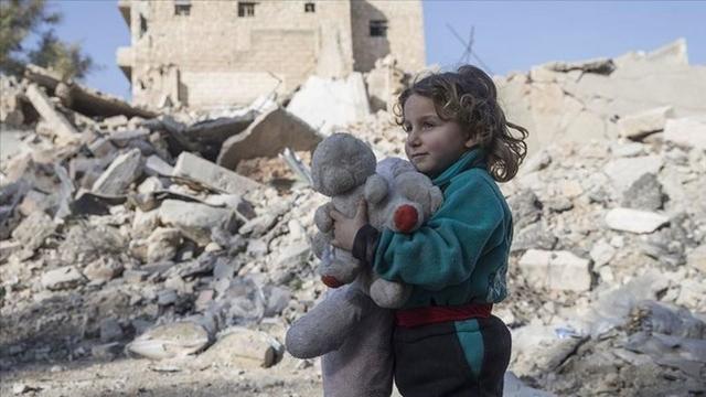 战争废墟旁的儿童（资料图）