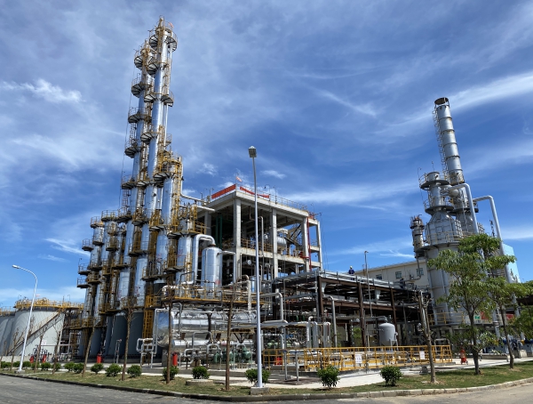 焦油蒸馏,馏分洗涤,工业萘蒸馏和酚盐分解(改造)装置,生产出炭黑油,工