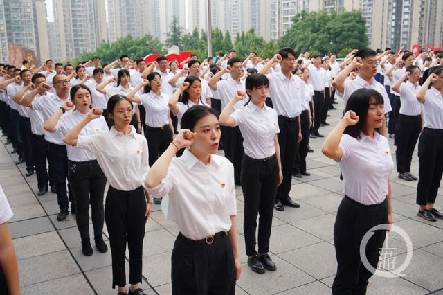 重庆新党员代表集中宣誓