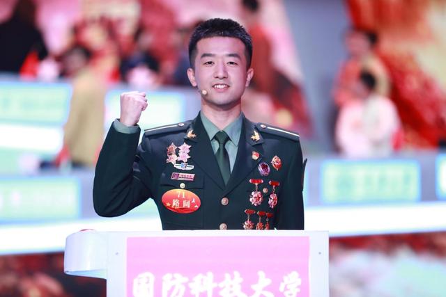 这名身穿军装的小哥哥火了简历看呆众人