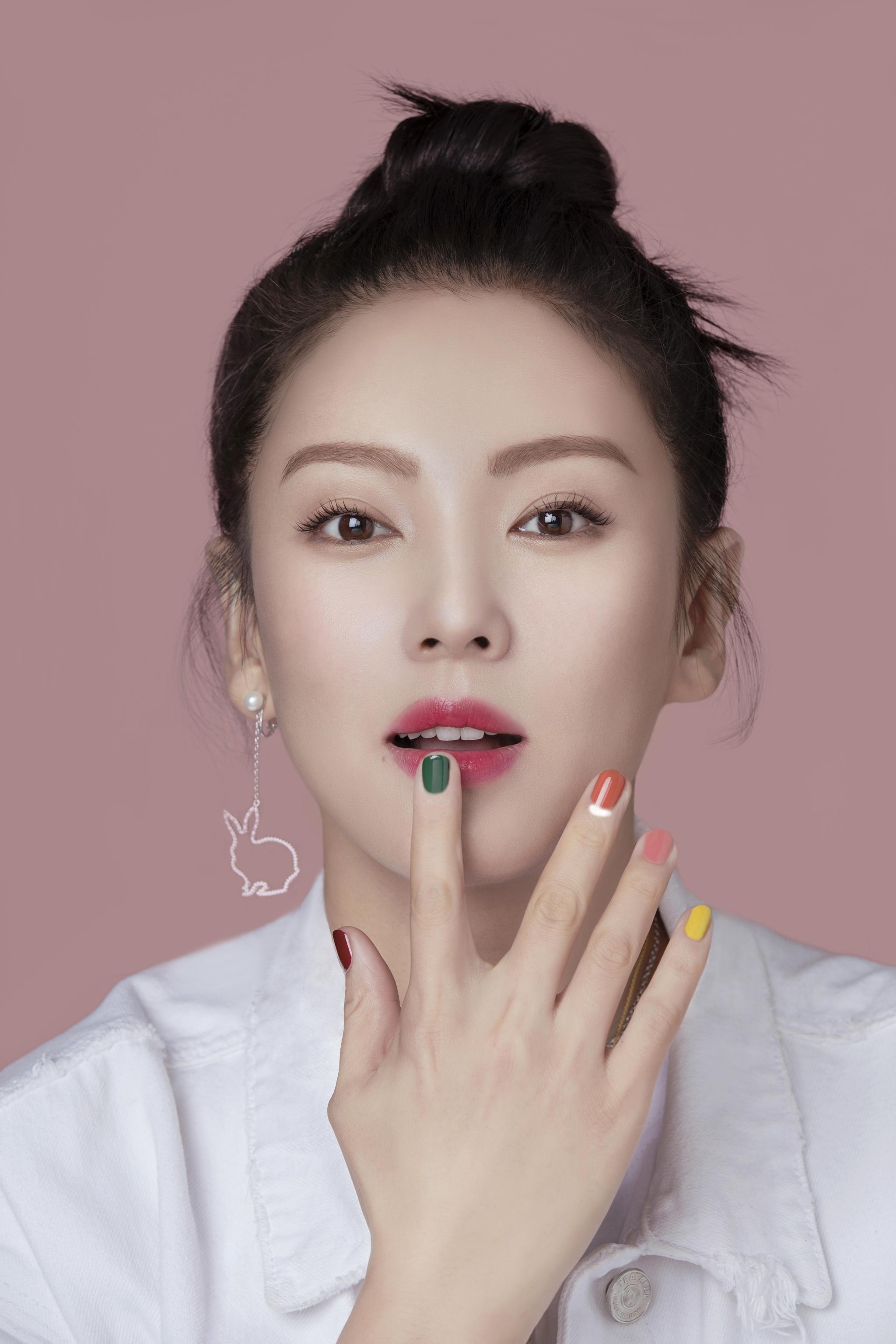 张雨绮也是典型的"桃花眼",小巧的双眼皮,兼具古典感和现代气息,不是