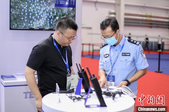 姜化京团队研发的“大哥大”“对讲机”等式样的小型手持侦测设备颇受关注。上海特金供图