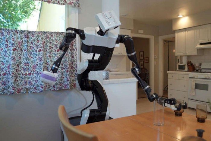丰田TRI展示新机器人 可在清理桌面时进行自拍