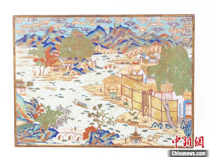 清掐丝珐琅山水人物插屏。　沈阳故宫博物馆供图