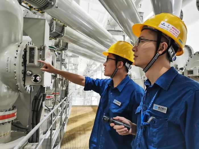 运行人员检查设备动作情况&nbsp;&nbsp; 摄影:王辉