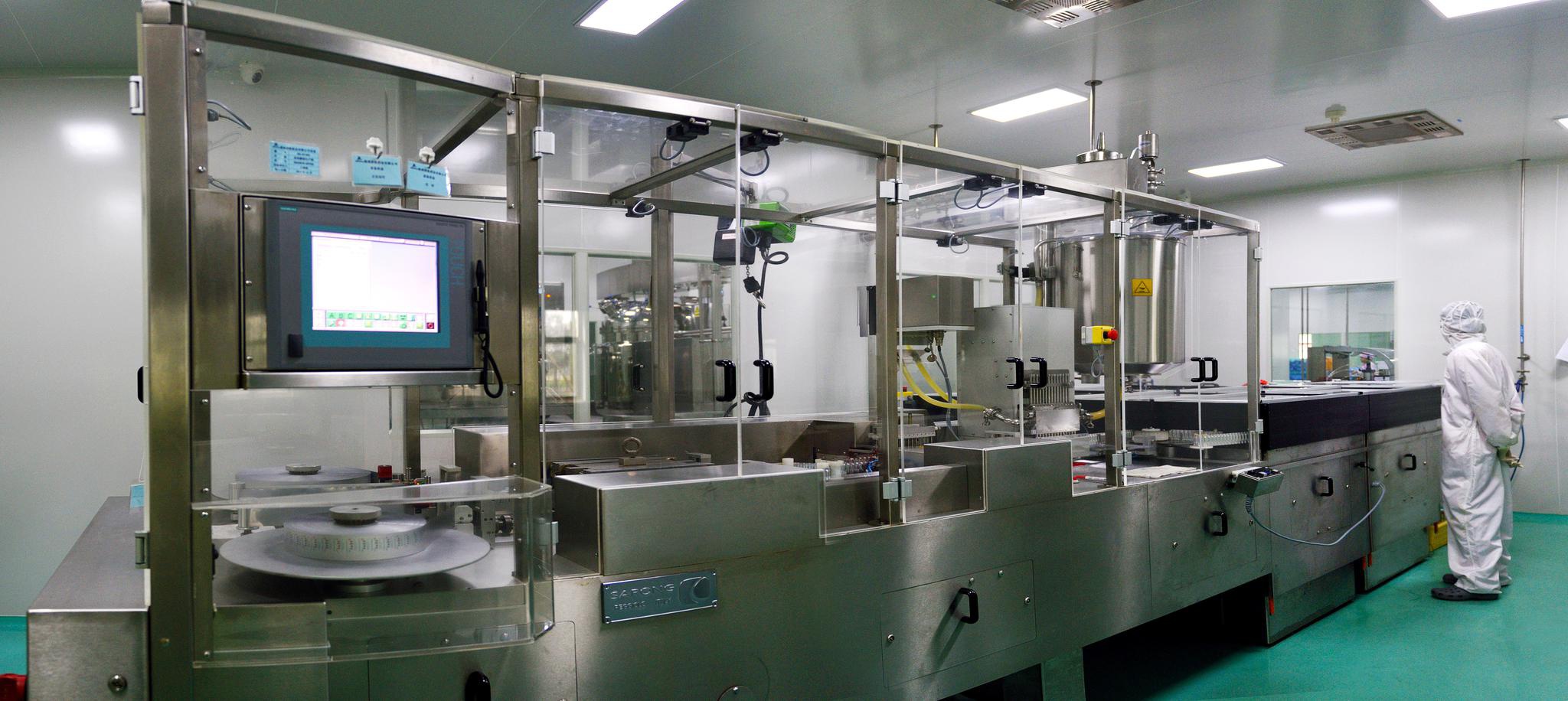 碧凯药业从意大利进口的栓剂罐装设备.黄艺 摄