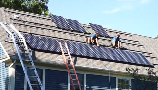 美国工人为住户安装太阳能电池板，视频截图