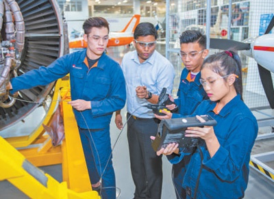 　　新加坡工艺教育学院的学生在航空引擎维修课上学习实操。新加坡工艺教育局供图