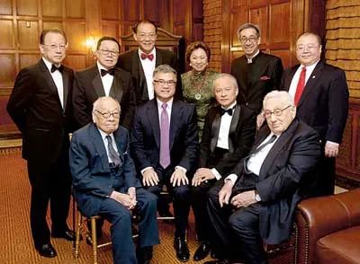 ·2015年4月，华裔精英组织美国百人会成立25周年活动，前排左起贝聿铭、骆家辉、崔天凯、基辛格。