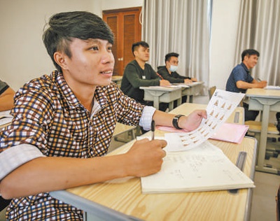 中老铁路运营期招聘的首批老挝籍学员参加第一期铁路专业培训。 　　新华社发
