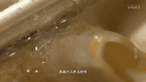 ▲&nbsp;上图长春烤土豆；下图烤心管。图/纪录片《人生一串》