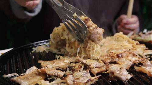 ▲&nbsp;五花肉的绝配烤酸菜，你们吃过吗？&nbsp;图/网络